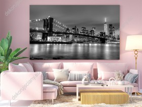 Wizualizacja, czarno-biały obraz przestawia oświetlony most Brooklyński nocą w Nowy Jork. Taki obraz świetnie sprawdzi się w pokoju dziennym, salonie, sypialni, przedpokoju, jadalni, biurze oraz pokoju młodzieżowym.