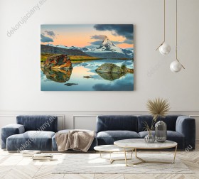 Wizualizacja obrazu z barwnym wschodem słońca nad szczytem górskim  Matterhorn, w Szwajcarii. Obraz przeznaczony do salonu, sypialni, pokoju młodzieżowego, gabinetu czy biura.