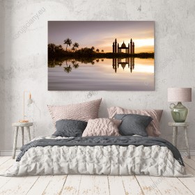 Wizualizacja obrazu z meczetem odbijającym się w wodzie o zachodzie słońca. Obraz przeznaczony do salonu, sypialni, pokoju młodzieżowego, gabinetu czy biura.