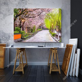 Wizualizacja, piękna aleja kwitnących drzew wiosną, w japońskiej miejscowości. Obraz będzie pięknie prezentować się na ścianie salonu, sypialni, jadalni, biura, przedpokoju.