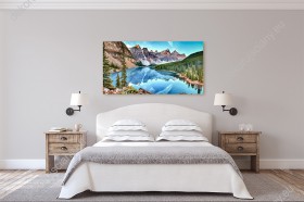 Wizualizacja obrazu z widokiem na jezioro Moraine, góry i lasy, Parku Narodowego Banff w Kanadzie. Obraz do pokoju dziennego, sypialni, salonu, biura, gabinetu, przedpokoju i jadalni.