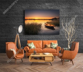Wizualizacja obrazu z widokiem na małą łódkę unoszącą się na jeziorze w barwach zachodzącego słońca. Obraz do pokoju dziennego, sypialni, salonu, biura, gabinetu, przedpokoju i jadalni.