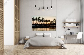 wizualizacja obrazu palm odbijających się w wodzie o zachodzie słońca. Obraz będzie pięknie wyglądał w salonie, gabinecie, sypialni. Mijesce - Hawaje, USA.