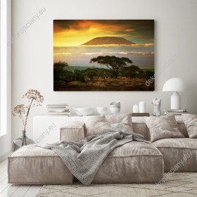Wizualizacja obrazu z widokiem na sawannę i górę Kilimanjaro leżącą przy granicy Kenii i Tanzanii opromienione blaskiem zachodzącego słońca. Obraz do pokoju dziennego, sypialni, salonu, biura, gabinetu, przedpokoju i jadalni.