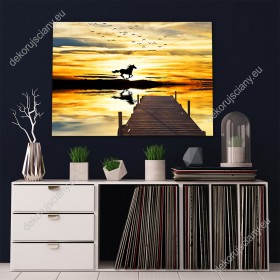 Wizualizacja obrazu z widokiem na konia galopującego w wodzie, w złotym świetle wschodzącego słońca. Obraz do pokoju dziennego, sypialni, salonu, biura, gabinetu, przedpokoju i jadalni.
