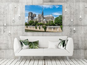 Wizualizacja obrazu z widokiem na gotycką Katedrę Notre Dame w Paryżu, wśród bujnej zieleni. Katedra jest jedną z najbardziej znanych na całym świecie. Obraz do sypialni, salonu, pokoju dziennego, biura, gabinetu, przedpokoju.
