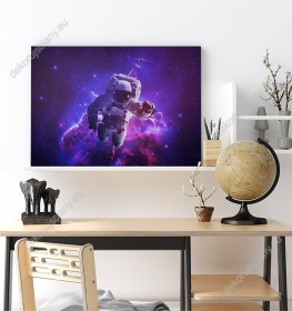 Wizualizacja obrazu z astronautą w przestrzeni kosmicznej w odcieniu purpury. Obraz na ścianę do pokoju dziennego, młodzieżowego, salonu, sypialni, biura, gabinetu, przedpokoju.