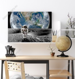 Wizualizacja obrazu przedstawia astronautę na Księżycu z planetą Ziemią w tle. Obraz do pokoju dziennego, młodzieżowego, biura, salonu, sypialni, gabinetu, przedpokoju.