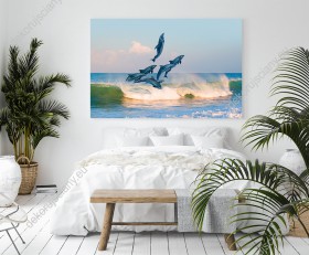 Wizualizacja obrazu do pokoju dziennego, młodzieżowego, dziecięcego, salonu, sypialni, biura. Obraz przedstawia delfiny skaczące nad wodami oceanu.