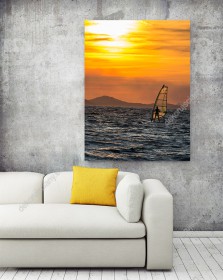 Wizualizacja obrazu z widokiem na windsurfingowca na wzburzonej wodzie, o zachodzie słońca. Obraz do pokoju dziennego, biura, salonu, sypialni, gabinetu, przedpokoju i jadalni.