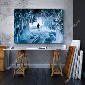 Wizualizacja obrazu z lodową jaskinią odwiedzoną przez samotnego podróżnika. Obraz na ścianę do pokoju dziennego, wypoczynkowego, salonu, sypialni, przedpokoju.