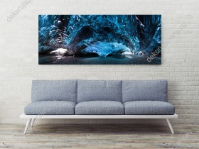 Wizualizacja obrazu z widokiem na niebieską, kryształową jaskinię lodową i podziemną rzekę, pod lodowcem w Parku Narodowym w Islandii. Obraz do pokoju dziennego, biura, salonu, sypialni, gabinetu, przedpokoju i jadalni.