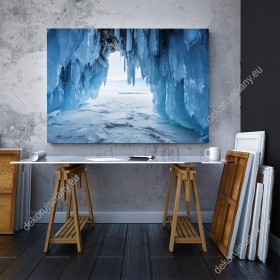 Wizualizacja obrazu z widokiem na zimowy krajobraz lodowej jaskini opromienionej światłem słonecznym. Obraz do pokoju dziennego, salonu, sypialni, gabinetu, biura, przedpokoju i jadalni.