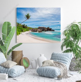Wizualizacja obrazu z widokiem na piaszczystą plażę z tropikalnymi palmami i turkusowym morzem, na rajskiej wyspie. Obraz do pokoju dziennego, salonu, sypialni, gabinetu, biura, przedpokoju i jadalni.