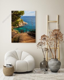 Wizualizacja obrazu z widokiem na drewniane schody prowadzące nad lazurowe morze w słonecznej Hiszpanii. Obraz do pokoju dziennego, salonu, sypialni, gabinetu, biura, przedpokoju i jadalni.