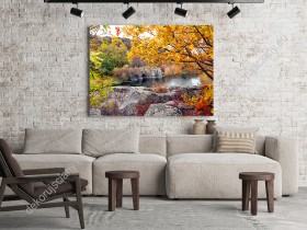 Wizualizacja obrazu z widokiem na górskie jezioro wśród barwnych liści i jesiennej roślinności. Obraz do pokoju dziennego, salonu, sypialni, gabinetu, biura, przedpokoju i jadalni.