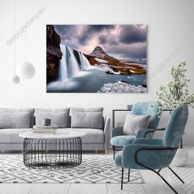 Wizualizacja obrazu z widokiem na zimowe, górskie wodospady o zachodzi słońca w Islandii. Obraz do pokoju dziennego, salonu, sypialni, gabinetu, biura, przedpokoju i jadalni.