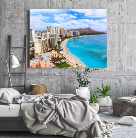 Wizualizacja obrazu z widokiem na hawajskie miasto i plażę położone nad lazurową wodą oceanu. Obraz do pokoju dziennego, sypialni, salonu, gabinetu, biura, przedpokoju i jadalni.