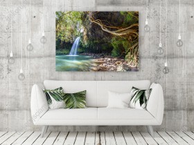 Wizualizacja obrazu z widokiem na bujny, zielony las otaczający bliźniacze wodospady, wpadające do lazurowej wody, na Hawajach. Obraz do pokoju dziennego, salonu, sypialni, gabinetu, biura, przedpokoju i jadalni.