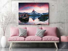 Wizualizacja obrazu z widokiem ośnieżone góry odbite w tafli jeziora i niebo zabarwione na różowo. Obraz do pokoju dziennego, salonu, sypialni, gabinetu, biura, przedpokoju i jadalni.