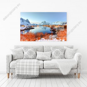 Wizualizacja obrazu z zimową aurą przedstawiająca ośnieżone góry, jezioro i czerwone krzewy zdobiące norweski krajobraz. Obraz do pokoju dziennego, salonu, sypialni, biura, gabinetu, przedpokoju i jadalni.