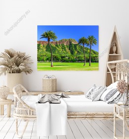 Wizualizacja obrazu z widokiem zielonych palm, gór i błękitnego nieba na Hawajach. Taki obraz świetnie sprawdzi się w pokoju dziennym, sypialni, salonie, przedpokoju, jadalni, biurze.