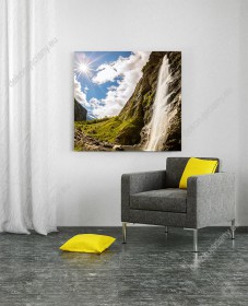 Wizualizacja obrazu z górskim wodospadem w blasku promieni słonecznych. Obraz do salonu, sypialni, pokoju dziennego, biura, gabinetu, przedpokoju, jadalni.