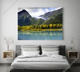 Wizualizacja obrazu z wiosennym krajobrazem gór, jeziora i lasu na Alasce. Obraz do salonu, sypialni, pokoju dziennego, gabinetu, biura, przedpokoju, jadalni.