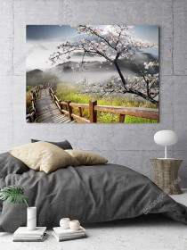 Wizualizacja obrazu w japońskim wiosennym, klimacie z drewnianym mostem, drzewem kwitnącej wiśni i górami. Obraz przeznaczona do pokoju dziennego, sypialni, biura, salonu, gabinetu.