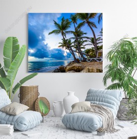 Wizualizacja obrazu z widokiem na plaże z palami oraz niebieski niebo i morze. Taki obraz świetnie sprawdzi się w pokoju dziennym, sypialni, salonie, przedpokoju, biurze, jadalni.