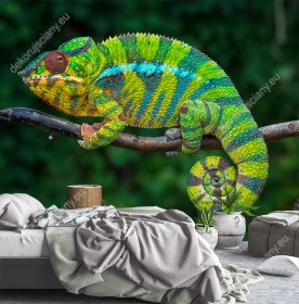 Wizualizacja fototapety do pokoju dziennego, dziecięcego, młodzieżowego, sypialni, salonu, przedpokoju, biura. Fototapeta prezentuje barwnego, pasiastego kameleona gatunku pantera, siedzącego na gałęzi, na rozmytym tle zielonej dżungli.
