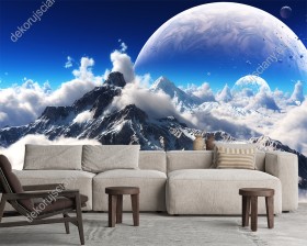 Wizualizacja fototapety z widokiem na ośnieżone góry w pierzastych chmurach, a w tle odległa planeta. Fototapeta do pokoju dziennego, młodzieżowego, sypialni, salonu, biura, gabinetu, przedpokoju i jadalni.