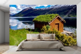 Wizualizacja fototapety z widokiem na drewnianą chatkę przy jeziorze z trawiastym dywanem na dachu, na tle gór Norwegii. Fototapeta do pokoju dziennego, sypialni, salonu, biura, gabinetu, przedpokoju i jadalni.