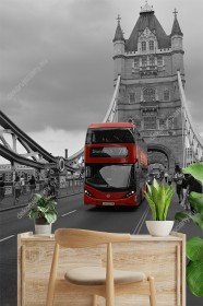 Wizualizacja fototapety z widokiem na czerwony autobus przejeżdżający przez most Tower Bridge. Fototapeta do pokoju dziennego, młodzieżowego, sypialni, salonu, biura, gabinetu, przedpokoju i jadalni.