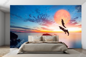 Wizualizacja fototapety do pokoju dziennego, dziecięcego, młodzieżowego, sypialni, salonu, biura. Fototapeta z widokiem na delfiny skaczące nad oceanem, na tle jasno świecącego księżyca.