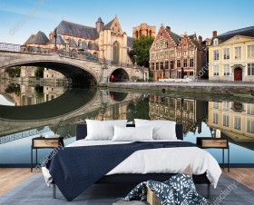 Wizualizacja fototapety z widokiem na średniowieczną katedrę i most nad kanałem w Gandawie. Fototapeta do pokoju dziennego, salonu, biura, gabinetu, sypialni, przedpokoju i jadalni.