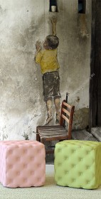 Wizualizacja fototapety z kategorii murali, przedstawia chłopca na krześle wspinającego się po małą zdobycz. Fototapeta do pokoju dziennego, dziecięcego, młodzieżowego, sypialni, salonu, biura, gabinetu, przedpokoju i jadalni.