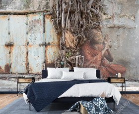 Wizualizacja fototapety z kategorii murali przedstawia kobietę modlącą się pod drzewem. Fototapeta do pokoju dziennego, sypialni, salonu, biura, gabinetu, przedpokoju i jadalni.